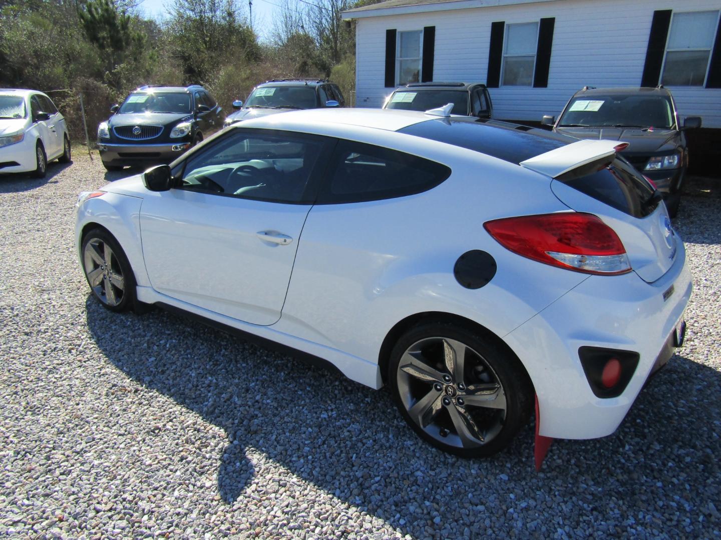 2014 White /Red Hyundai Veloster (KMHTC6AE3EU) with an 4 CYL engine, 6-Speed Manual transmission, located at 15016 S Hwy 231, Midland City, AL, 36350, (334) 983-3001, 31.306210, -85.495277 - Photo#4